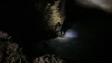 المهاجرون ينتظرون تحت منحدر بينما ضربتهم الأمواج خلال عملية إنقاذ واسعة النطاق في جزيرة كيثيرا ، على بعد حوالي 225 كيلومترًا (140 ميلًا) جنوب أثينا ، في وقت مبكر من يوم الخميس ، 6 أكتوبر 2022.  هذا الإجراء مستمر.  جزيرة في جنوب اليونان انقلب فيها مركب شراعي يحمل 100 مهاجر بفعل الرياح العاتية.  وقال خفر السواحل إن سفنه وقواربه الخاصة وطائرة هليكوبتر إنقاذ شاركت في المجهود قبالة ساحل جزيرة الخضيرة.  (إيبوليتوس بريكاس / kythera.news عبر AP)